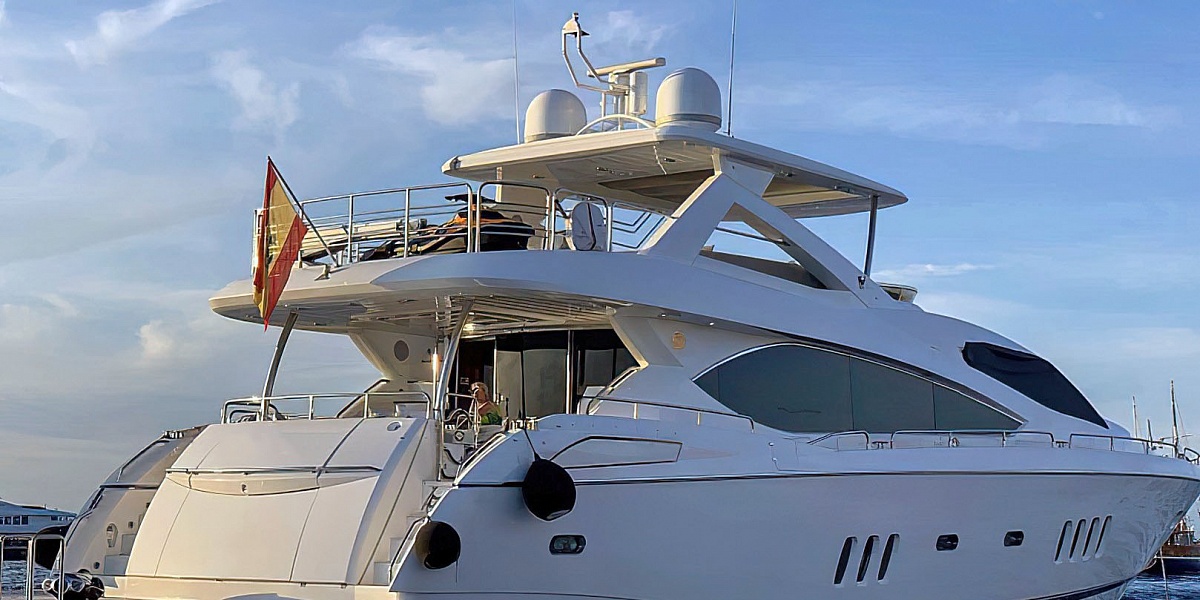 Продается моторная яхта Sunseeker 86 - с кормы